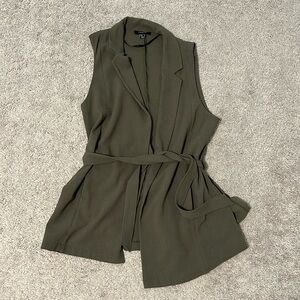 Militar green vest, open with strip to close, open from the waist to the hips